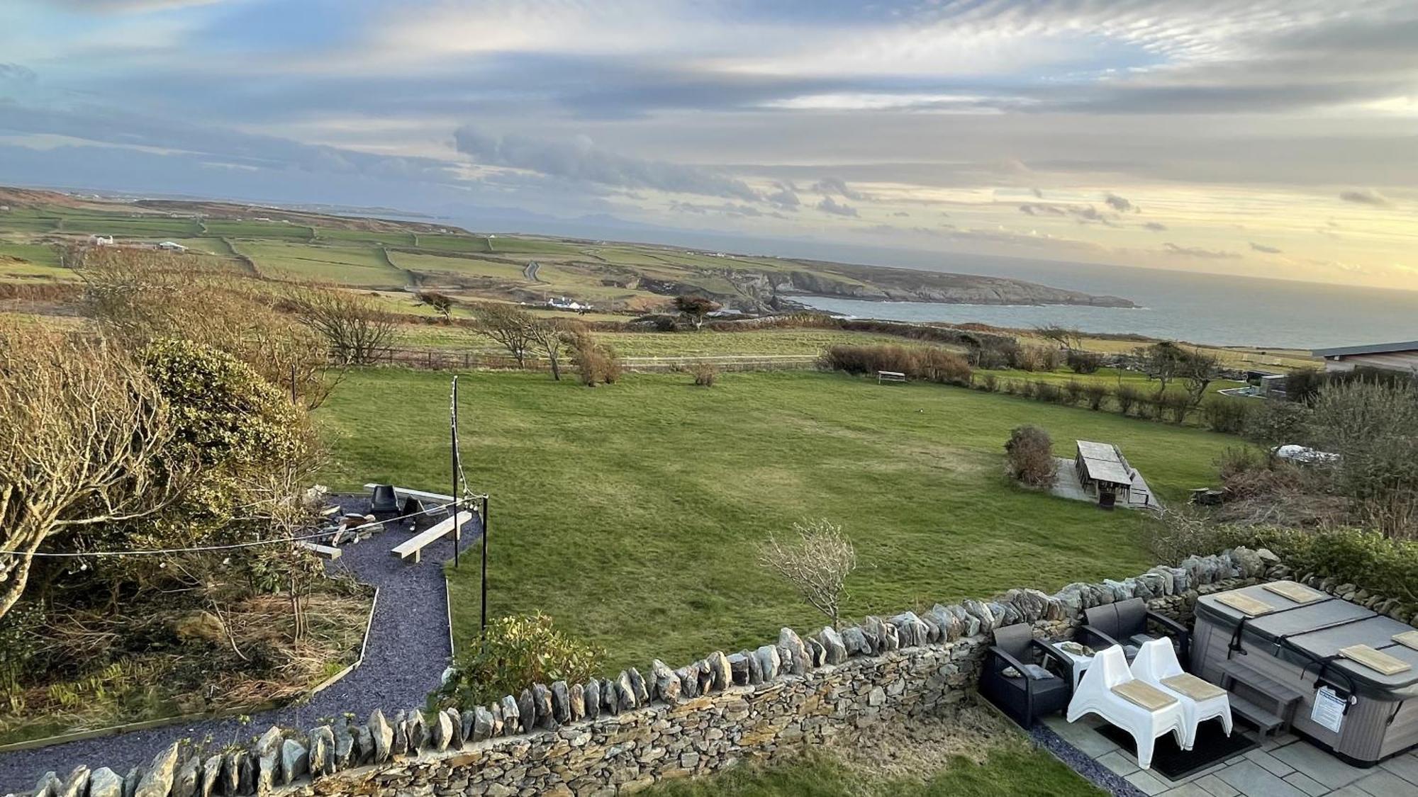 Villa Tan Y Cytiau Holyhead Exterior foto